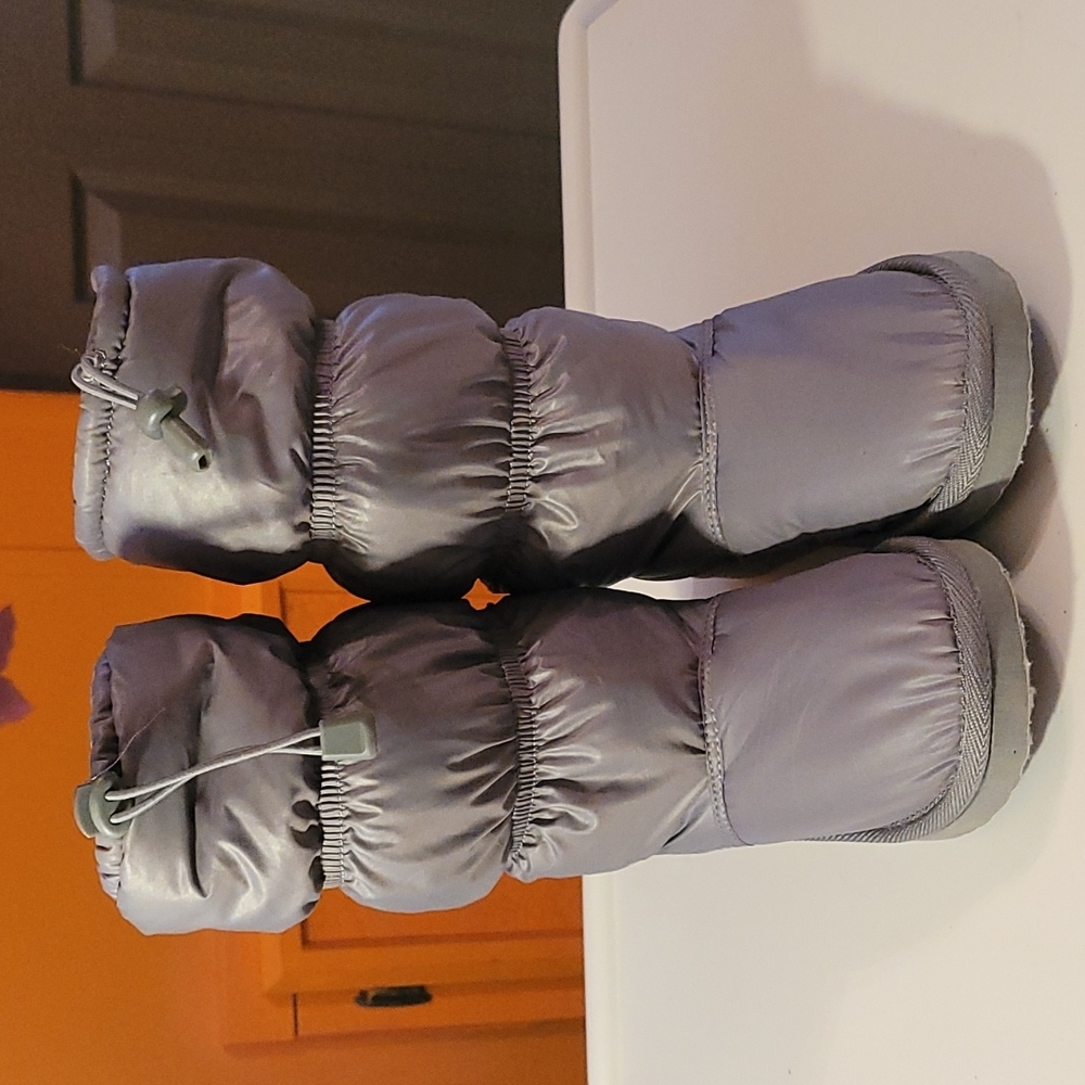 Snowflake gray boots girls size 1